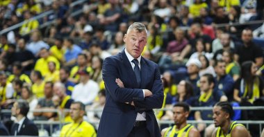 Fenerbahçe Beko head coach Sarunas Jasikevicius reacts during the Türkiye Sigorta Basketball Süper Lig match against Bursaspor at Ülker Arena, Istanbul, Türkiye, Nov. 23, 2025. (AA Photo)