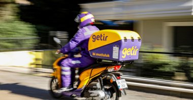 An employee of Turkish fast grocery-delivery company Getir rides to deliver an online grocery delivery, Istanbul, Türkiye, Nov. 12, 2021. (Reuters Photo)