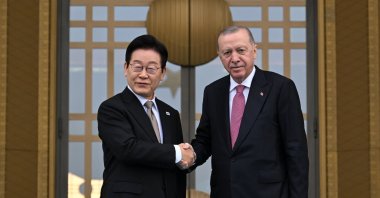 South Korean President Lee Jae-myung (L) and President Recep Tayyip Erdoğan shake hands during Lee&#039;s official welcome ceremony at the presidential palace in Ankara, Türkiye, Nov. 24, 2025. (AA Photo)