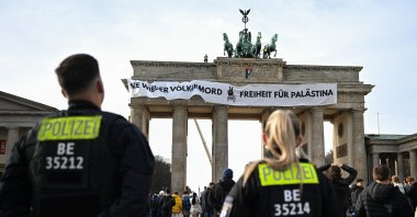 German police officers stand in front of the Brandenburg Gate as pro-Palestinian protesters wave flags of Palestine and unveiled a placard reading, &quot;Never again genocide - Freedom for Palestine” on top of Brandenburg Gate in Berlin, Germany, Nov. 13, 2025. (Reuters Photo)