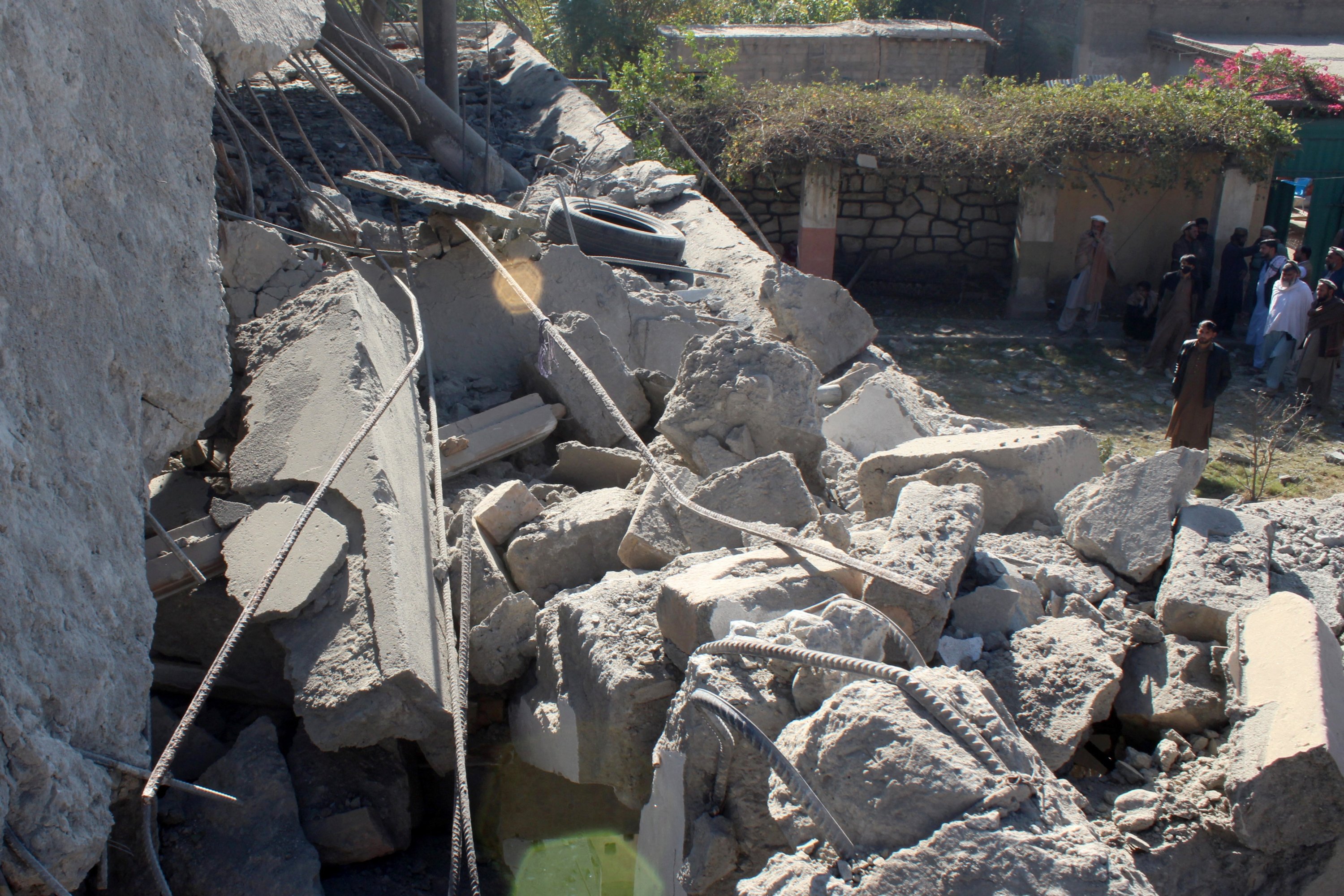 Pakistanski zračni napadi v Afganistanu zahtevali smrt najmanj deset civilistov, Afganistan obljublja odgovor