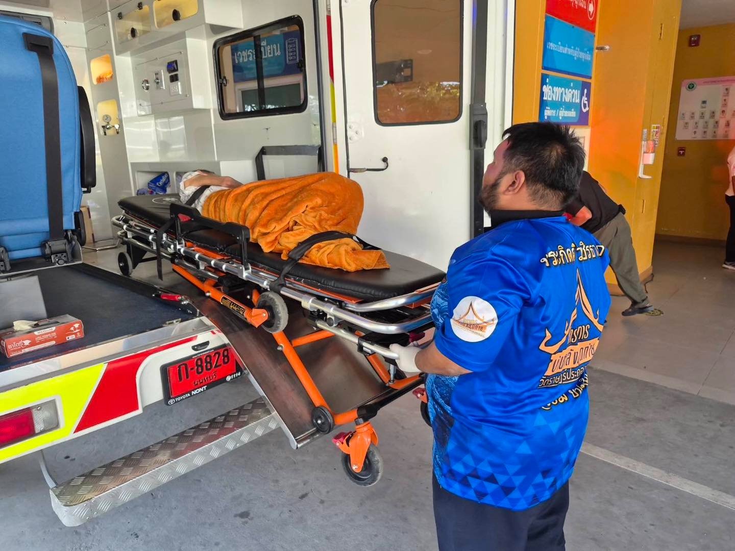 Tajska ženska, pripravljena za upepelitev, najdena živa v krsti