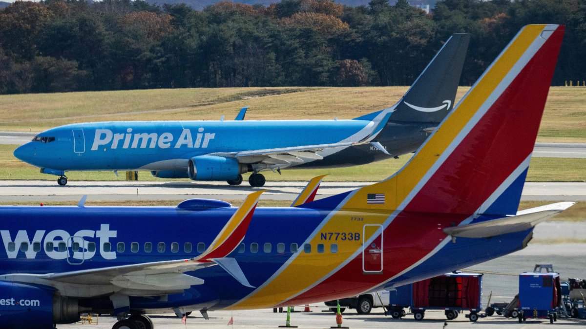 Longest US govt shutdown dampens Thanksgiving air travel demand