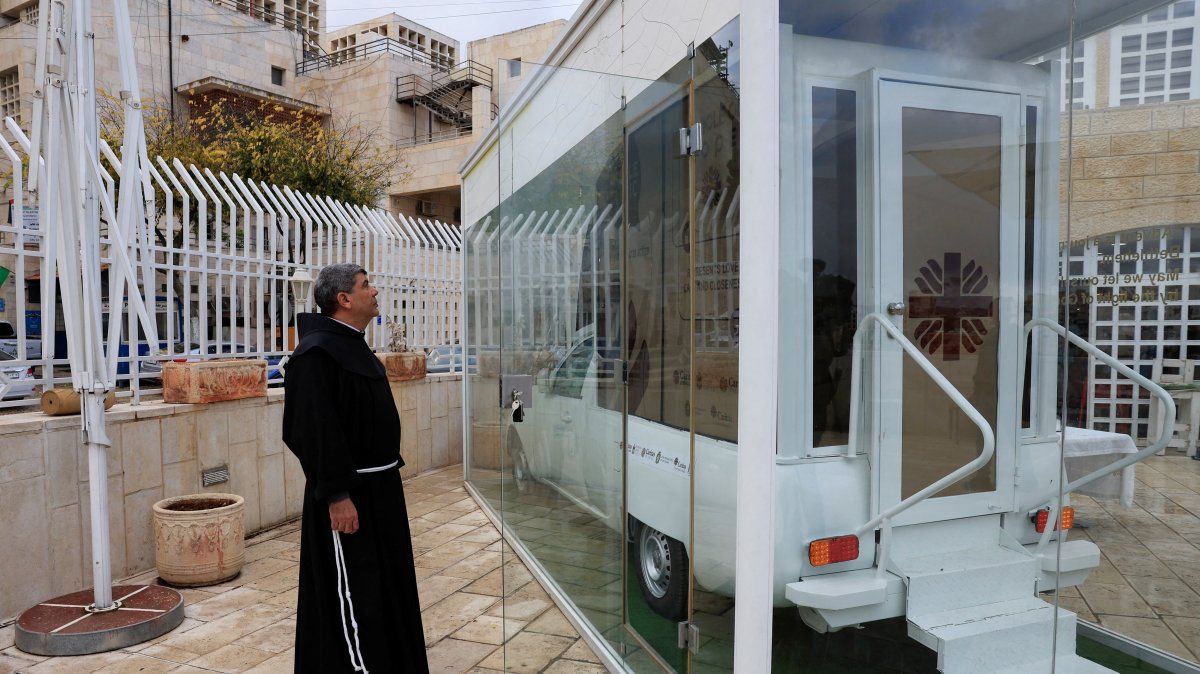 Former popemobile to serve as mobile children's clinic in Gaza