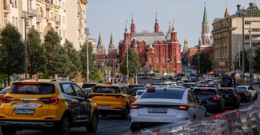 Cars are stuck in traffic near the Kremlin Wall and the State Historical Museum, central Moscow, Russia, Aug. 21, 2024. (Reuters Photo)
