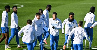 Real Madrid&#039;s Jude Bellingham (C) and teammates go through their paces during a training session on the eve of their UEFA Champions League, league phase day 5 football match against Olympiakos at the Real Madrid Sports City of Valdebebas, Madrid, Spain, Nov. 25, 2025. (AFP Photo)