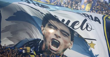 Boca Juniors&#039; fans hold a tifo featuring an image of Diego Maradona during the Argentine Professional Football League 2025 Clausura Tournament round of 16 match between Boca Juniors and Talleres de Cordoba at La Bombonera Stadium, Buenos Aires, Nov. 23, 2025. (AFP Photo)