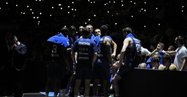 Anadolu Efes head coach Igor Kokoskov gives tactical instructions to his players during their EuroLeague Round 12 clash against Barcelona at the Turkcell Basketball Development Center, Istanbul, Türkiye, Nov. 20, 2025. (AA Photo)