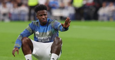 Real Madrid&#039;s Vinicius Junior sits on a ball during the warming-up before the La Liga match against Valencia CF at Santiago Bernabeu Stadium, Madrid, Spain, Nov. 1, 2025. (AFP Photo)