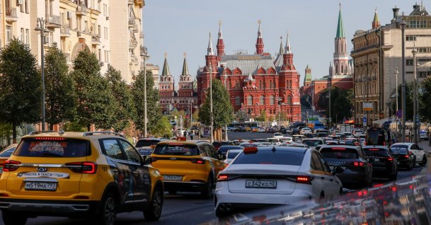 Cars are stuck in traffic near the Kremlin Wall and the State Historical Museum, central Moscow, Russia, Aug. 21, 2024. (Reuters Photo)