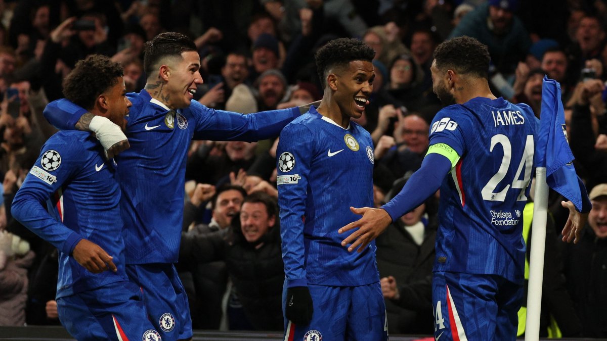 Chelsea's Estevao (C) celebrates with teammates after scoring their second goal during the UEFA Champions League league-phase football match between Chelsea and Barcelona at Stamford Bridge, London, U.K., Nov. 25, 2025. (AFP Photo)