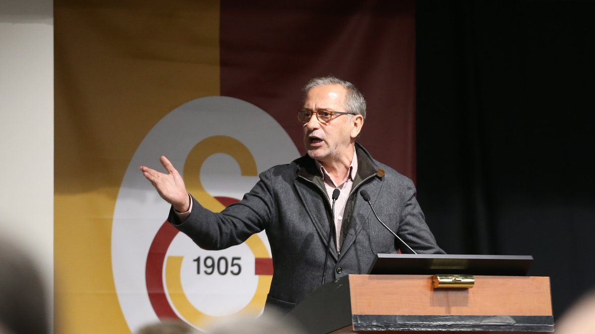 Fatih Altaylı speaks at an event, Istanbul, Türkiye, March 31, 2021. (AA Photo)