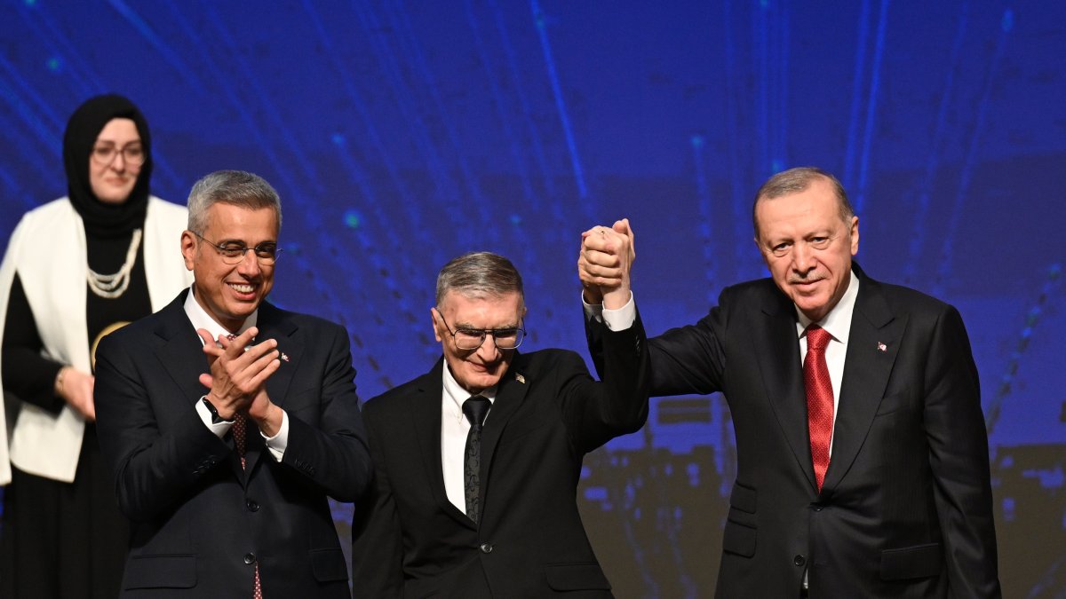 Erdoğan hails health care revolution, slams commercialization