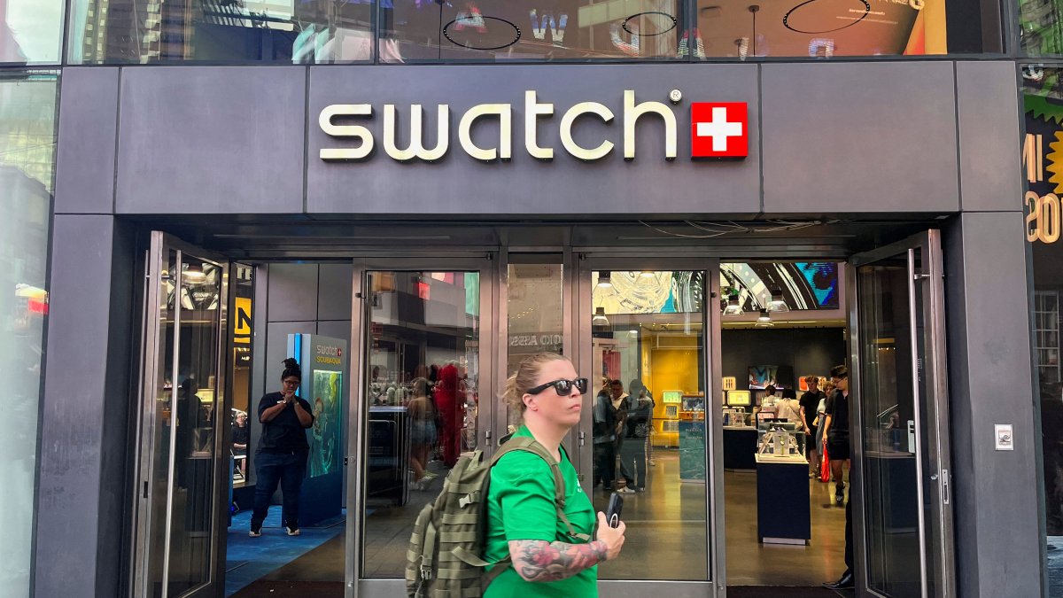 A person walks past a Swatch store in Times Square, New York City, U.S., Aug. 19, 2025. (Reuters Photo)
