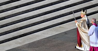Pope Leo XIV (L) leaves at the end of the mass of Jubilee of Choirs and Choral Society at St. Peter&#039;s Square, the Vatican, Nov. 23, 2025. (AFP Photo)