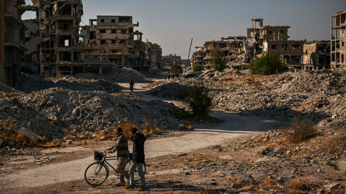 Syria opens, but sanctions keep gates half-closed