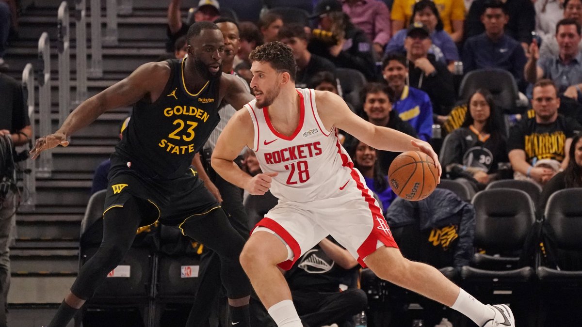 Houston Rockets' Alperen Şengün (R) drives against Golden State Warriors' Draymond Green in the second quarter at Chase Center,  San Francisco, U.S., Nov. 26, 2025. (Reuters Photo)