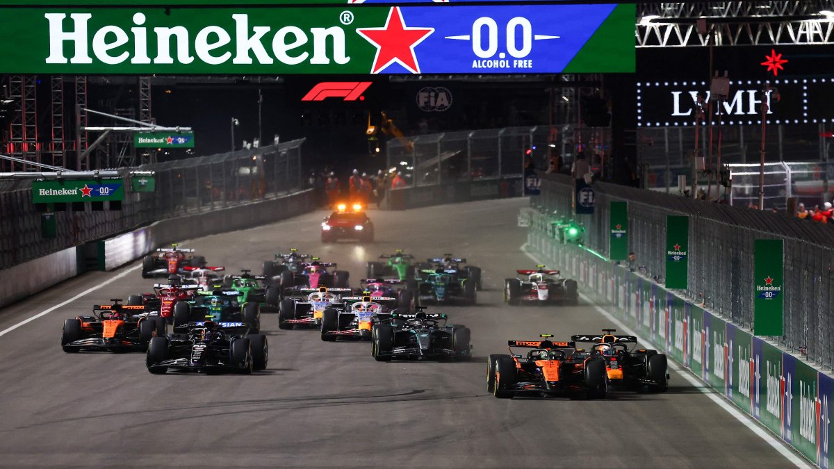 Formula One drivers battle for track position into turn one at the start during the F1 Grand Prix of Las Vegas at Las Vegas Strip Circuit, Las Vegas, U.S., Nov. 22, 2025. (AFP Photo)
