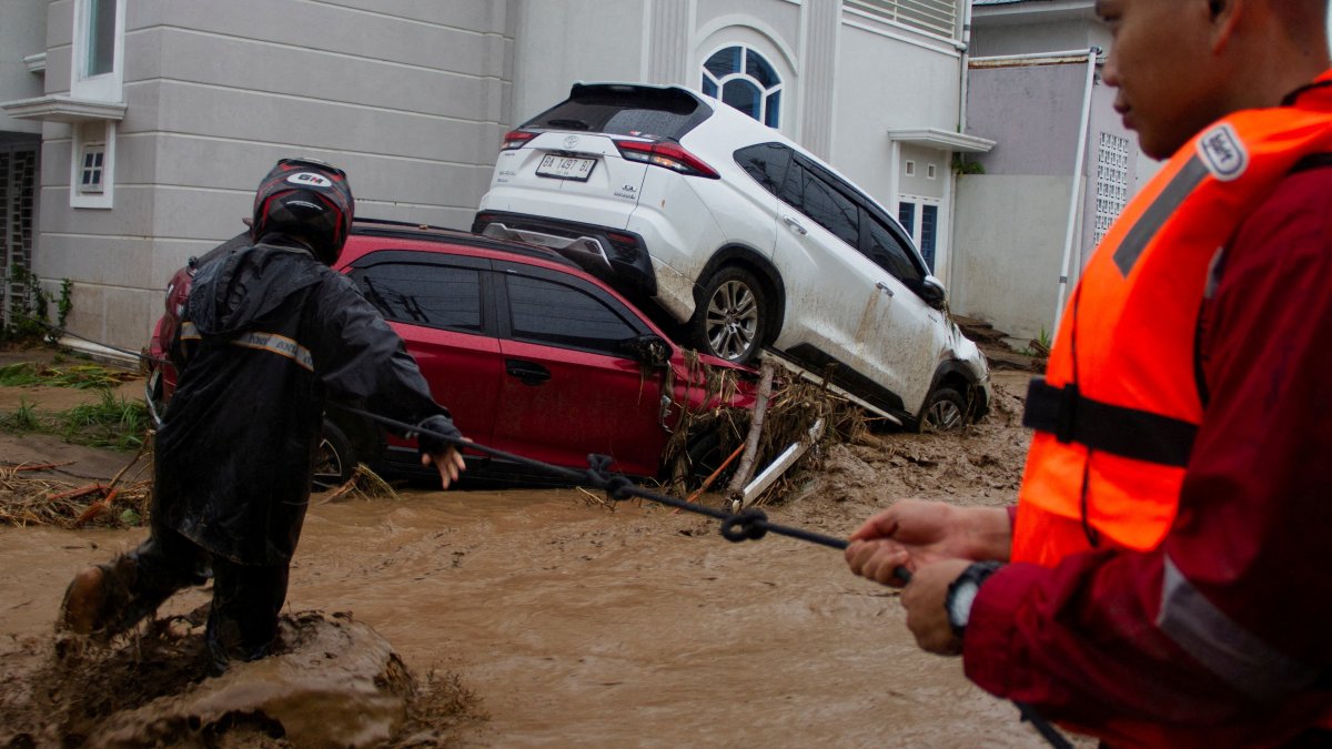 Emergency responders and locals wade through flood waters at a residential area affected by flood, in Padang, West Sumatra province, Indonesia, Nov. 27, 2025. (Reuters Photo)
