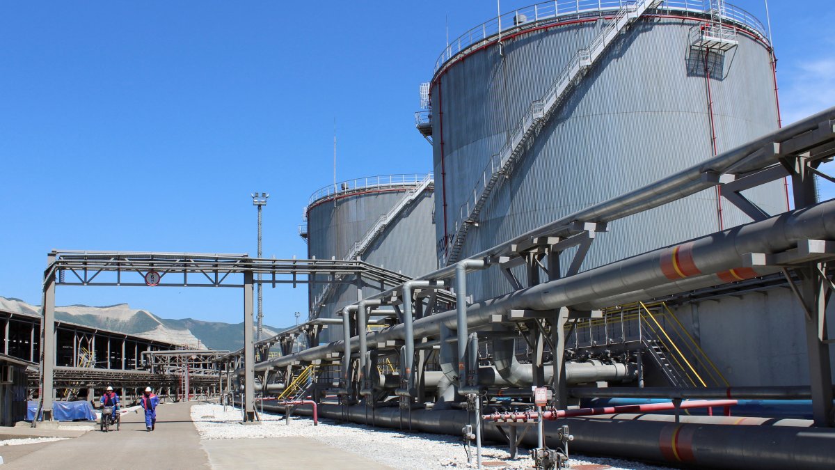 Russia's Urals oil price discount to Brent widens in November