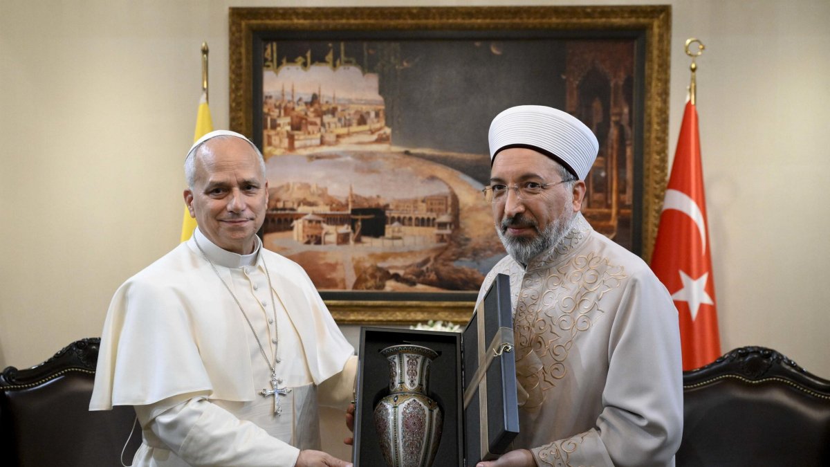 Pope Leo XIV visits head of Türkiye's top religious authority