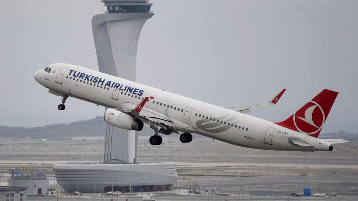 A Turkish Airlines Airbus A321 plane takes off in front of the control tower at Istanbul Airport, Istanbul, Türkiye, April 6, 2019. (AFP Photo)