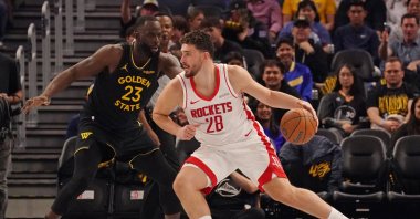 Houston Rockets&#039; Alperen Şengün (R) drives against Golden State Warriors&#039; Draymond Green in the second quarter at Chase Center,  San Francisco, U.S., Nov. 26, 2025. (Reuters Photo)