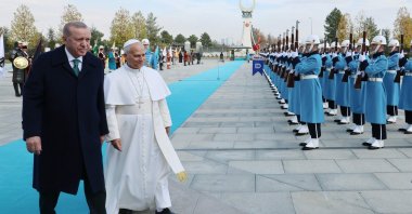 Pope Leo XIV (R) and President Recep Tayyip Erdoğan review troops during a welcoming ceremony, Ankara, Türkiye, Nov. 27, 2025. (AFP Photo)