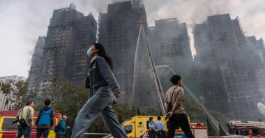 Smoke rises from apartments after a major fire swept through several blocks at the Wang Fuk Court residential estate in Hong Kong&#039;s Tai Po district, Nov. 27, 2025. (AFP Photo)