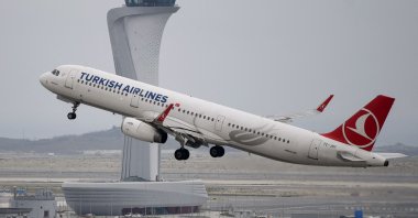 A Turkish Airlines Airbus A321 plane takes off in front of the control tower at Istanbul Airport, Istanbul, Türkiye, April 6, 2019. (AFP Photo)