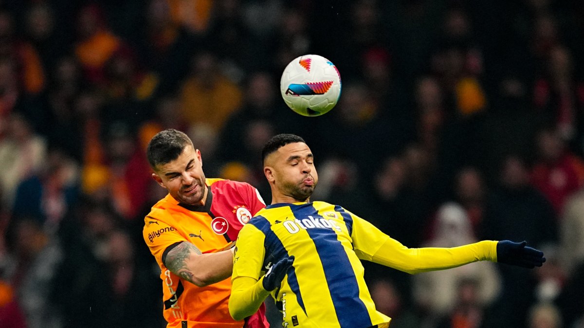 Galatasaray's Abdülkerim Bardakcı (L) and Fenerbahçe's Youssef En-Nesyri battle for the ball during the Süper Lig match at RAMS Park, Istanbul, Türkiye, Feb. 24, 2025. (Getty Images Photo)