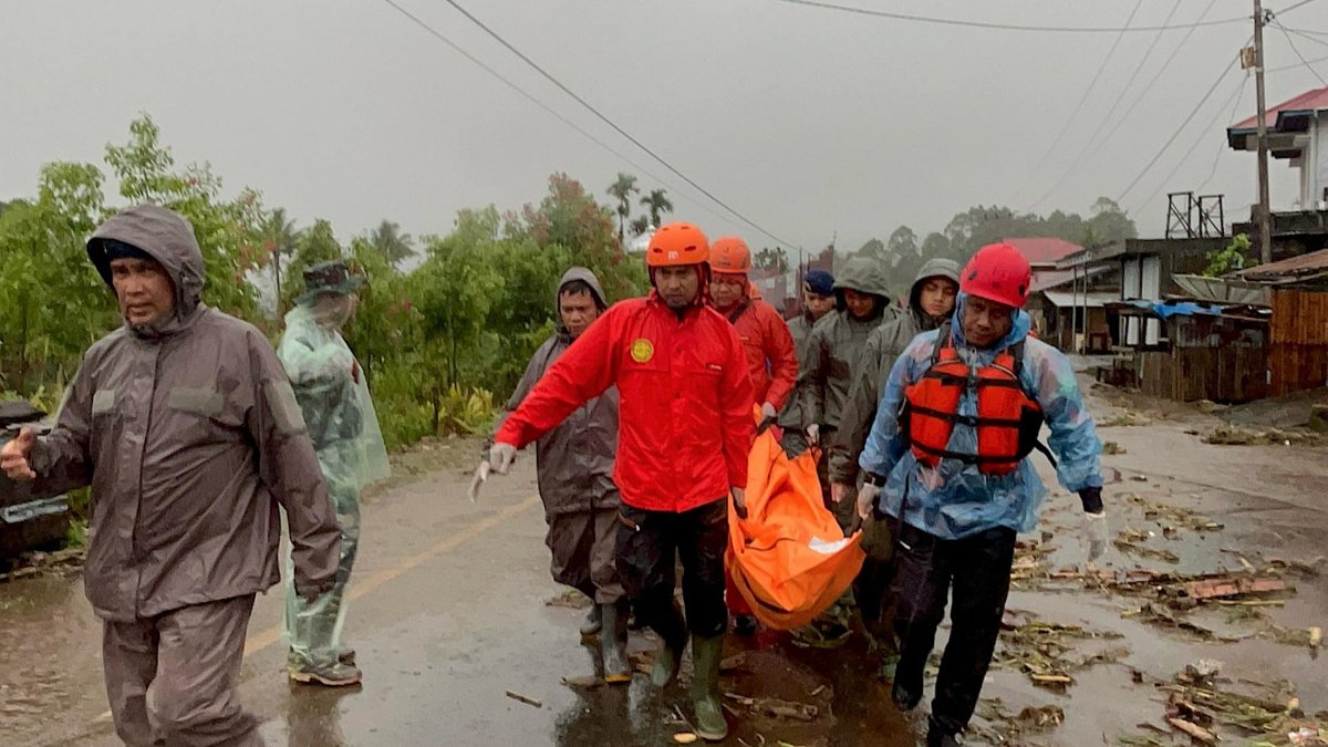 Emergency responders carrying the body of a flood victim in Malalak, Padang Pariaman, West Sumatra province, Indonesia, Nov. 28, 2025. (EPA Photo)