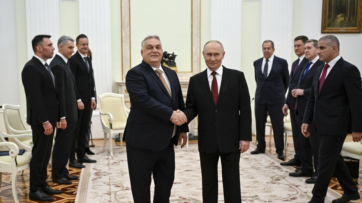 Russia-Hungary leaders hold 'positive' discussions in Moscow