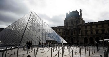 Tourists queue to enter the Louvre museum next to the Louvre pyramid designed by Chinese American architect Ieoh Ming Pei, Paris, France, Nov. 3, 2025. (AFP Photo)