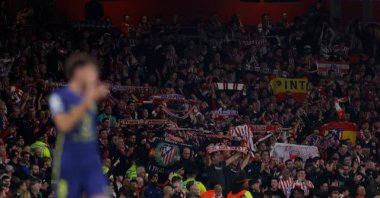 Atletico Madrid fans hold up scarves during the  UEFA Champions League match against Arsenal at Emirates Stadium, London, U.K., Oct. 21, 2025. (Reuters Photo)