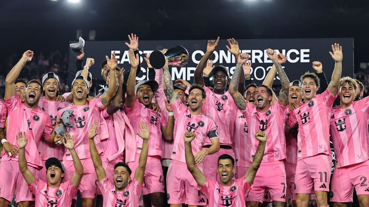 Inter Miami CF's Lionel Messi (C) and teammates lift the champions' trophy after winning the Audi 2025 MLS Cup Eastern Conference final against New York City FC,  in Fort Lauderdale, Florida, Nov. 29, 2025. (AFP Photo)