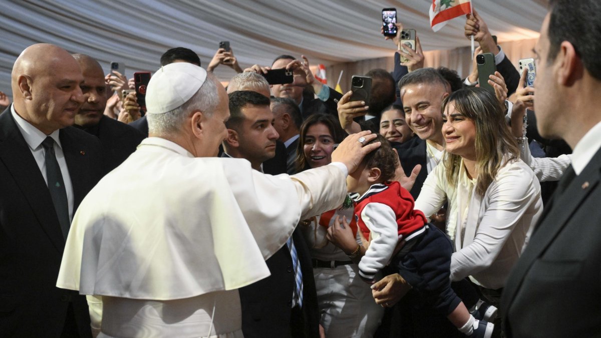 Pope urges Lebanese to choose reconciliation, stay despite crises
