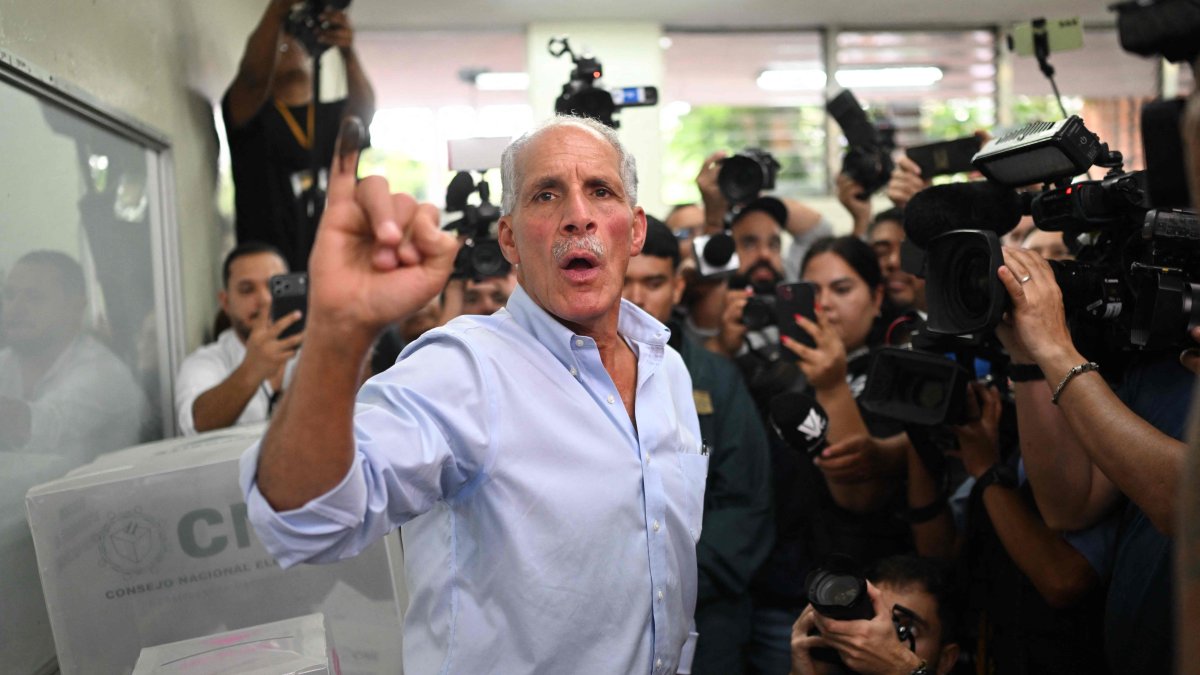 Hondurans vote for president as Trump threats loom