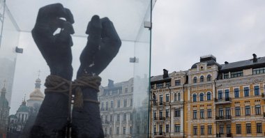 Residents walk past a sculpture dedicated to Ukrainian prisoners of war, Sofiiska Square, Kyiv, Ukraine, Nov. 26, 2025. (Reuters Photo)