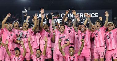 Inter Miami CF&#039;s Lionel Messi (C) and teammates lift the champions&#039; trophy after winning the Audi 2025 MLS Cup Eastern Conference final against New York City FC,  in Fort Lauderdale, Florida, Nov. 29, 2025. (AFP Photo)