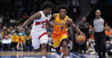 Hornets guard Collin Sexton (R) brings the ball up court defended by Raptors guard Jamal Shead during an NBA game, Charlotte, North Carolina, U.S., Nov 30, 2025. (Reuters Photo)