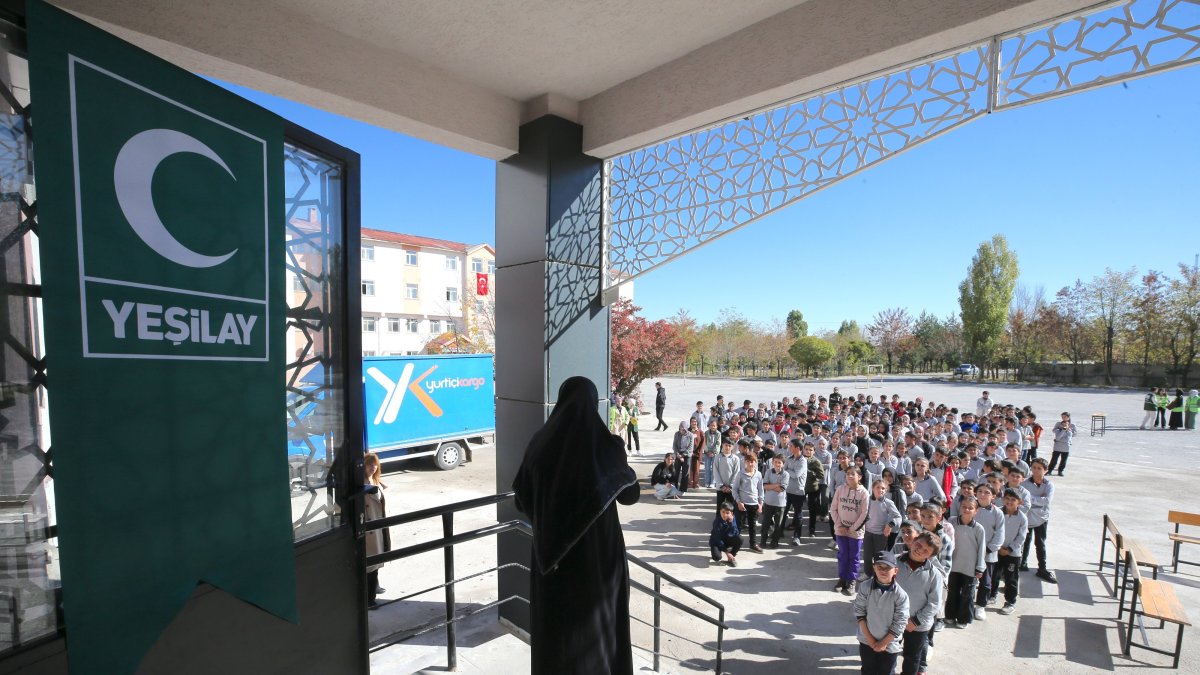 Turkish Green Crescent (Yeşilay) volunteers conduct activities to raise addiction awareness among students in village communities, Muş, Türkiye, Oct. 31, 2025. (AA Photo)