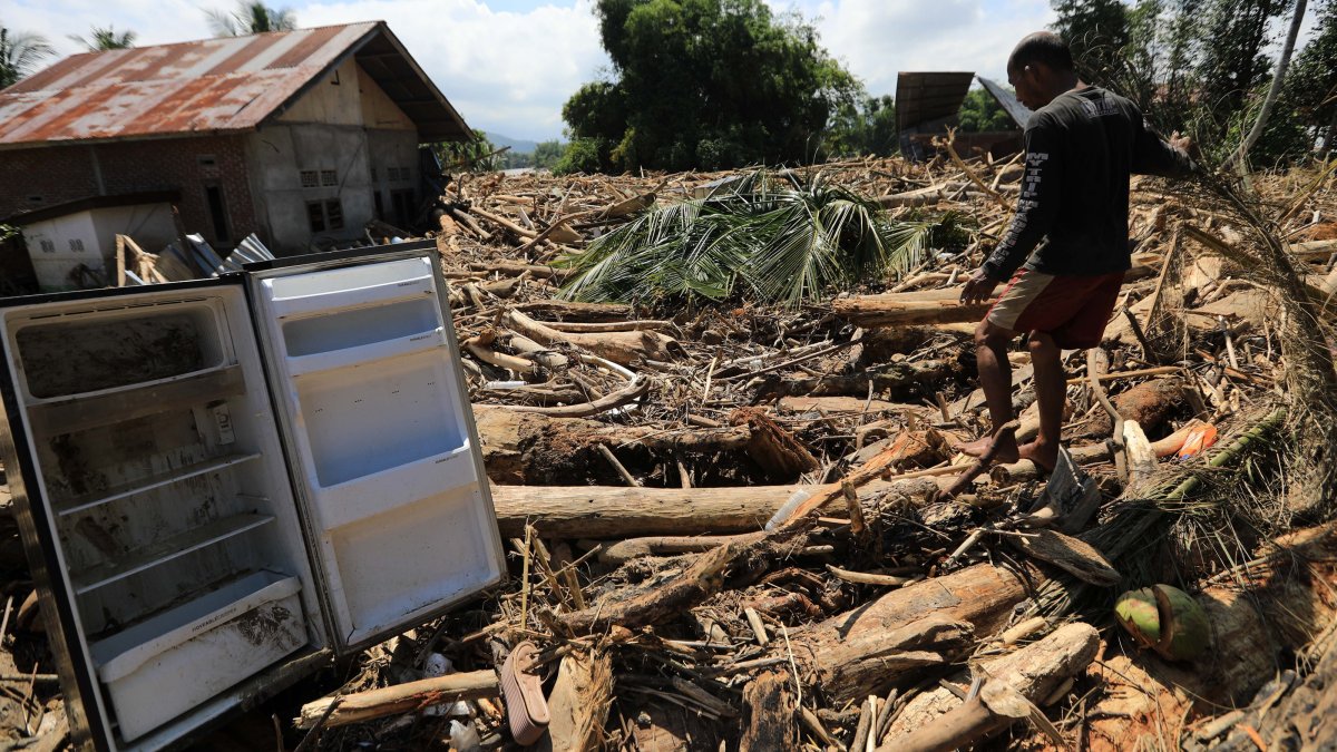 Deadly Asia flood death toll tops 1,000 as countries deploy military