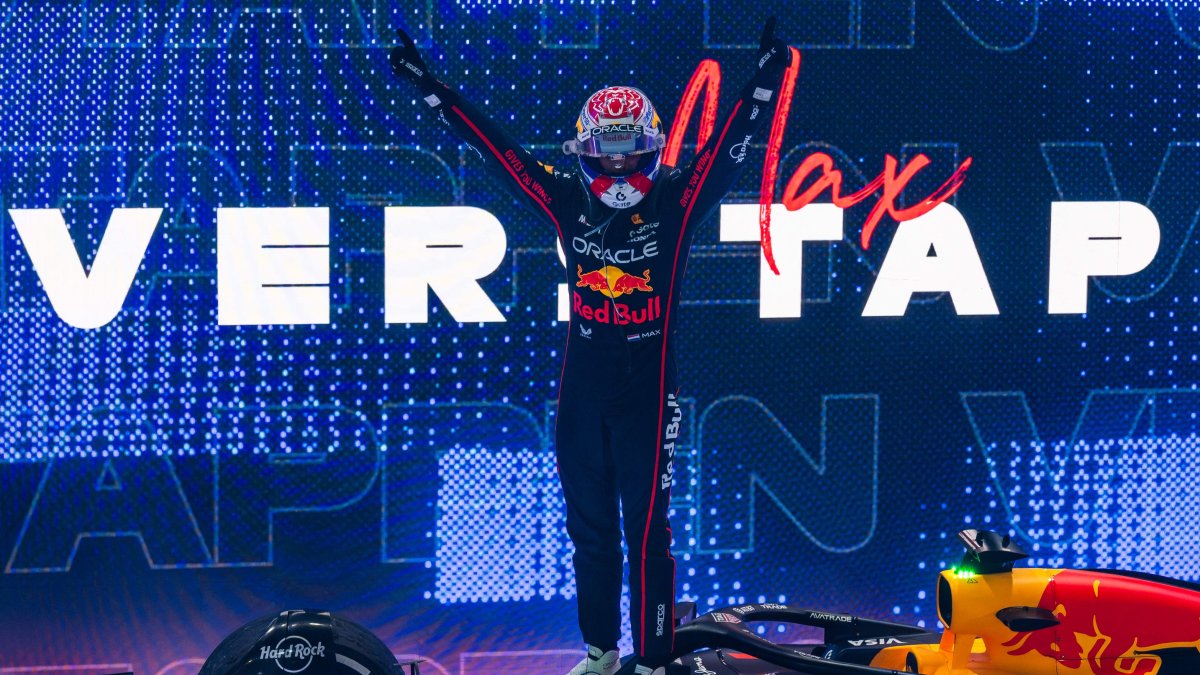 Verstappen pounces on McLaren slip to ignite Abu Dhabi 3-way battle