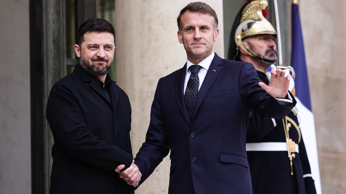 French President Emmanuel Macron (R) welcomes Ukrainian President Volodymyr Zelensky (L) at the Elysee Palace in Paris, France, Dec. 1, 2025. (EPA Photo)