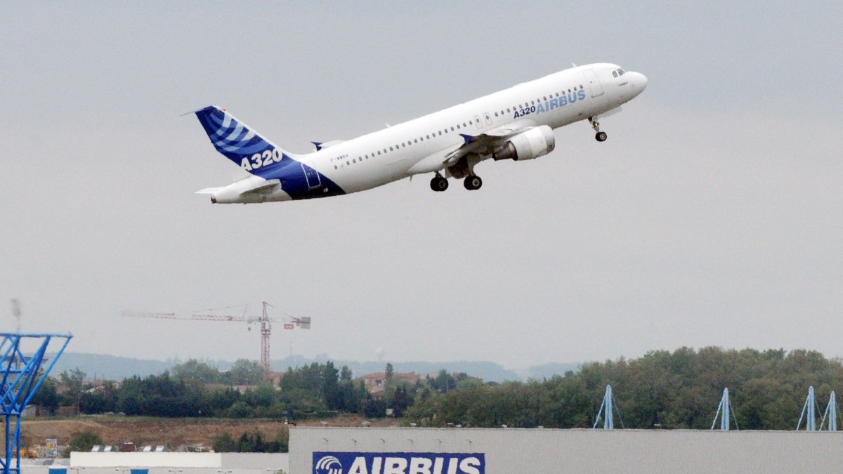 An Airbus A320 aircraft takes off from Airbus headquarters in Toulouse, France, April 30, 2010. (AFP Photo)