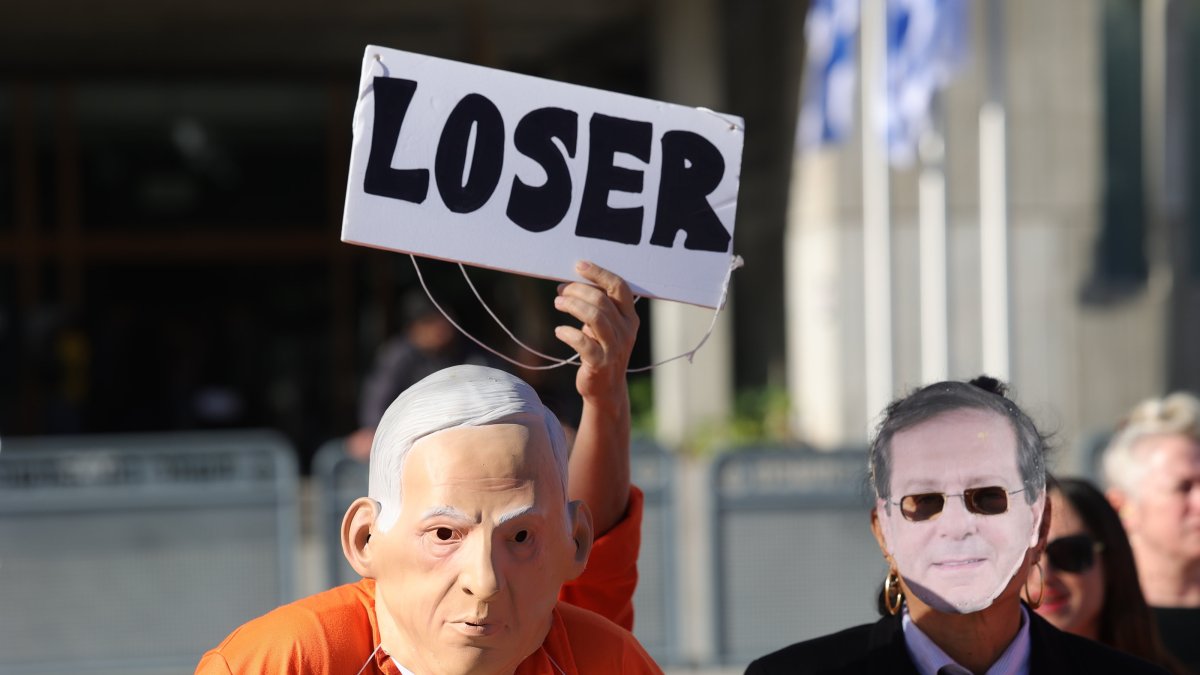 Anti-Netanyahu protesters dressed as Israeli Prime Minister Benjamin Netanyahu and President Isaac Herzog protest after Netanyahu's pardon request at the Tel Aviv Magistrate's Court in Tel Aviv, Israel, Dec. 1, 2025. (EPA Photo)