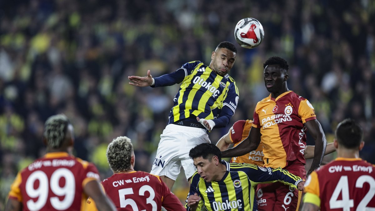 Davinson Sanchez (R) of Galatasaray in action against Youssef En-Nesyri (L) of Fenerbahçe during the Turkish Super Lig soccer match between Fenerbahçe and Galatasaray in Istanbul, Türkiye, Dec. 1, 2025. (EPA Photo