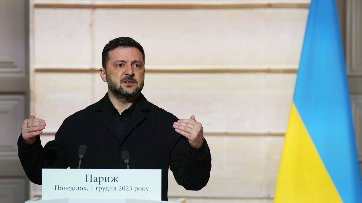 eUkrainian President Volodymyr Zelenskyy delivers a speech during a joint press conference with France's President Emmanuel Macron (unseen), at the Elysee Palace in Paris, France, Dec. 1, 2025. (EPA Photo)
