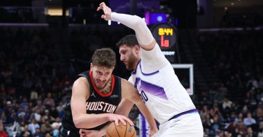 Houston Rockets&#039; Alperen Şengün (L) drives against Utah Jazz&#039;s Jusuf Nurkic during the third quarter at Delta Center, Salt Lake City, U.S., Nov. 30, 2025. (Reuters Photo)